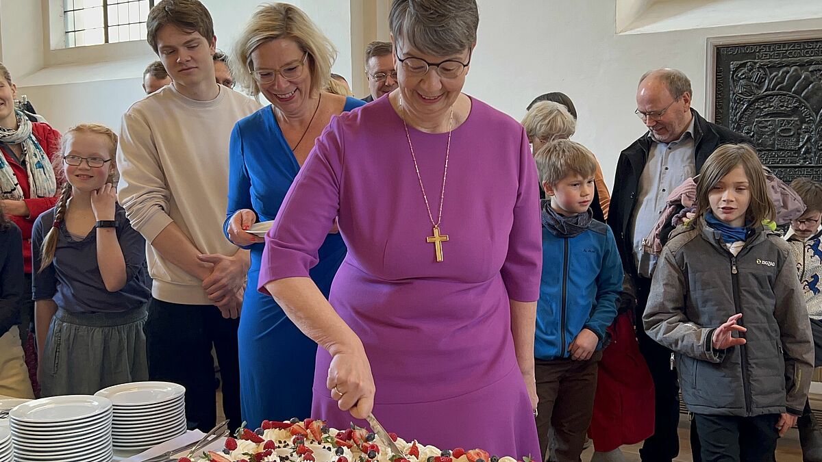 Traditionell gibt es bei jedem Gemeindegeburtstag der Sankt Petri Kirche die legendäre Petritorte. In diesem Jahr durfte Landesbischöfin Kristina Kühnbaum-Schmidt den Kuchen anschneiden.