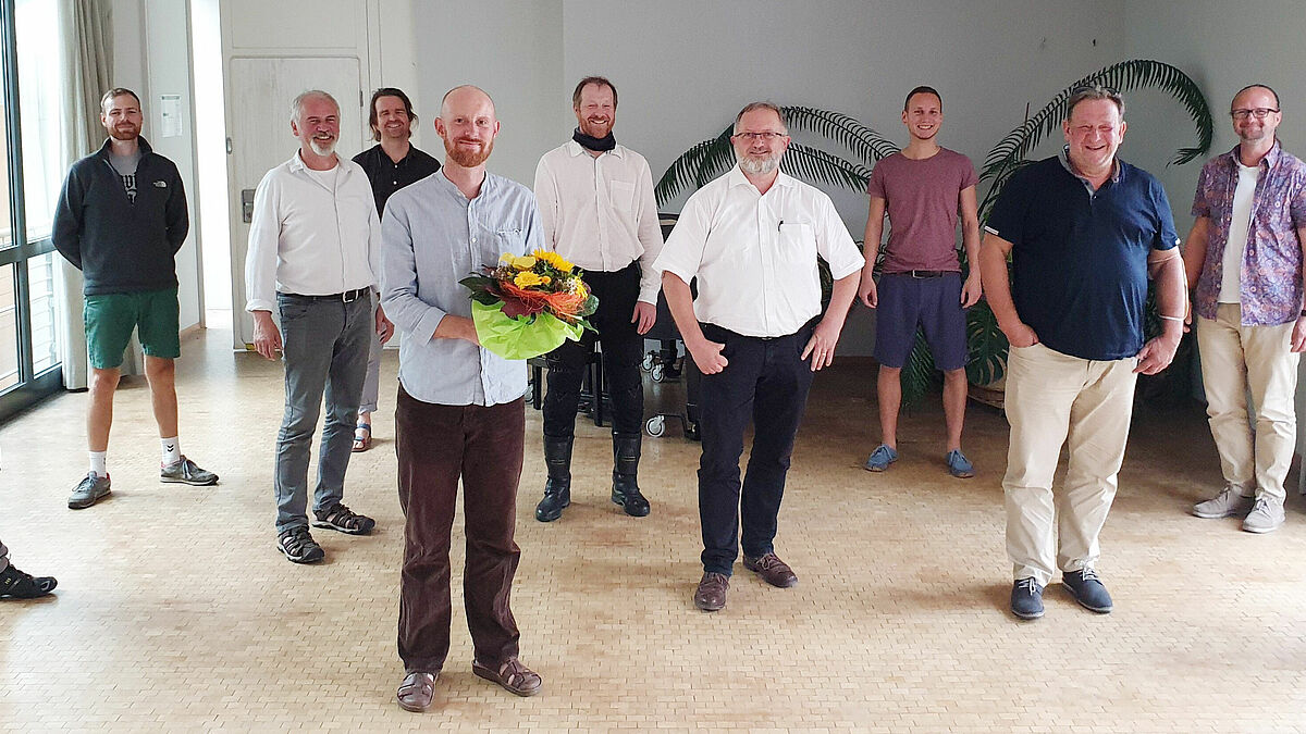 Ivo Schwidder (mit Blumen) bei der Gründung des Männernetzwerkes 2020 in Rostock. Der Sozialarbeiter wird künftig die Männerarbeit des Kirchenkreises vorantreiben. 