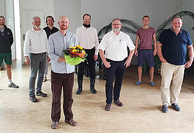 Ivo Schwidder (mit Blumen) bei der Gründung des Männernetzwerkes 2020 in Rostock. 