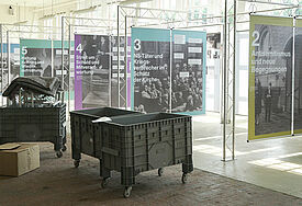 Archivbild vom Aufbau der Ausstellung „Neue Anfänge”
