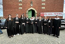 Bischöfin Kirsten Fehrs mit den neuen Pastorinnen und Pastoren für den Sprengel Hamburg und Lübeck.