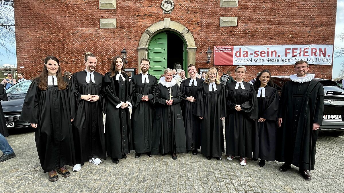 Bischöfin Kirsten Fehrs mit den neuen Pastorinnen und Pastoren für den Sprengel Hamburg und Lübeck.