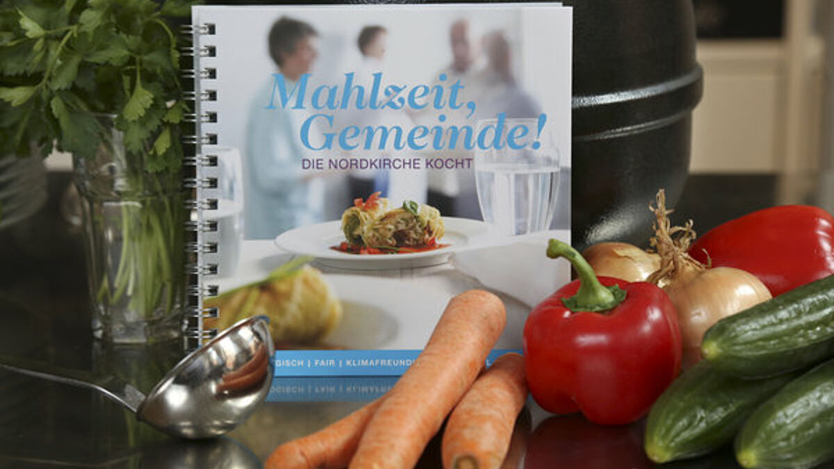 Mahlzeit, Gemeinde! - Das Kochbuch der Nordkirche mit öko-fairen Rezepten für größere Gruppen will Appetit auf die große Tafel machen