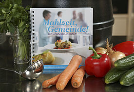 "Mahlzeit, Gemeinde!" - das Kochbuch der Nordkirche zum Kirchentag 2013 in Hamburg (c) Wollocha/epd-bild