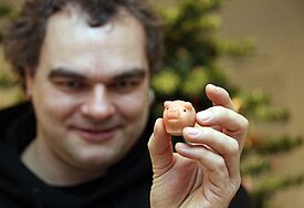 Als Glücksbringer hat das Schwein immer Hochkonjunktur, nicht nur zu Silvester. Bloß mit Weihnachten bringt man das Schwein eher nicht zusammen. Historiker Burkhard Jodat behauptet: Das Schwein ist das klassische Weihnachtstier.