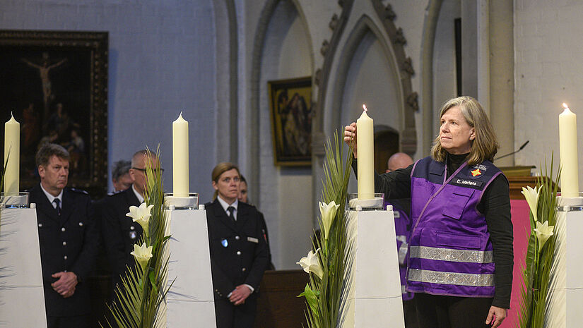 Wir bitten um Trost, Liebe, Hoffnung und Frieden. Feuerwehrpastorin Erneli Martens entzündet eine der vier Kerzen. Wir bitten um Trost, Liebe, Hoffnung und Frieden. Feuerwehrpastorin Erneli Martens entzündet eine der vier Kerzen.