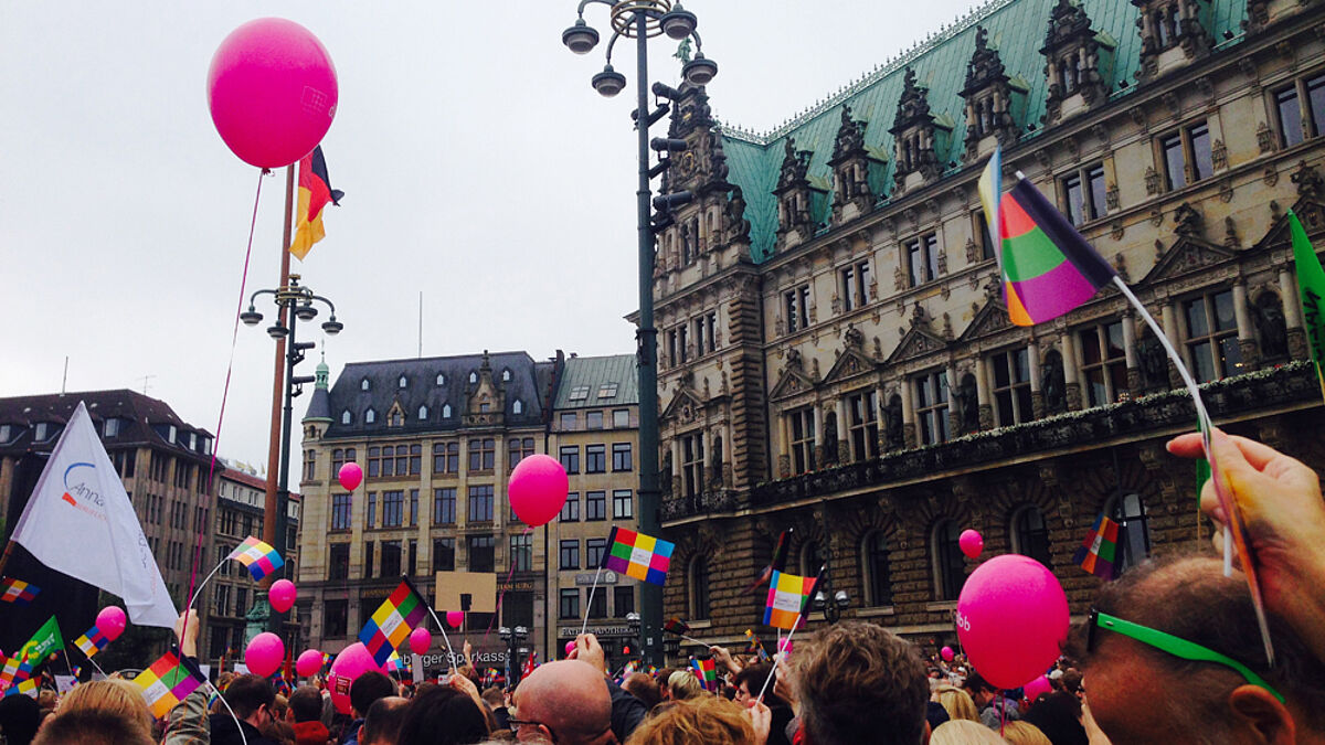 Auf dem Rathausmarkt versammelten sich mehrere tausend Menschen