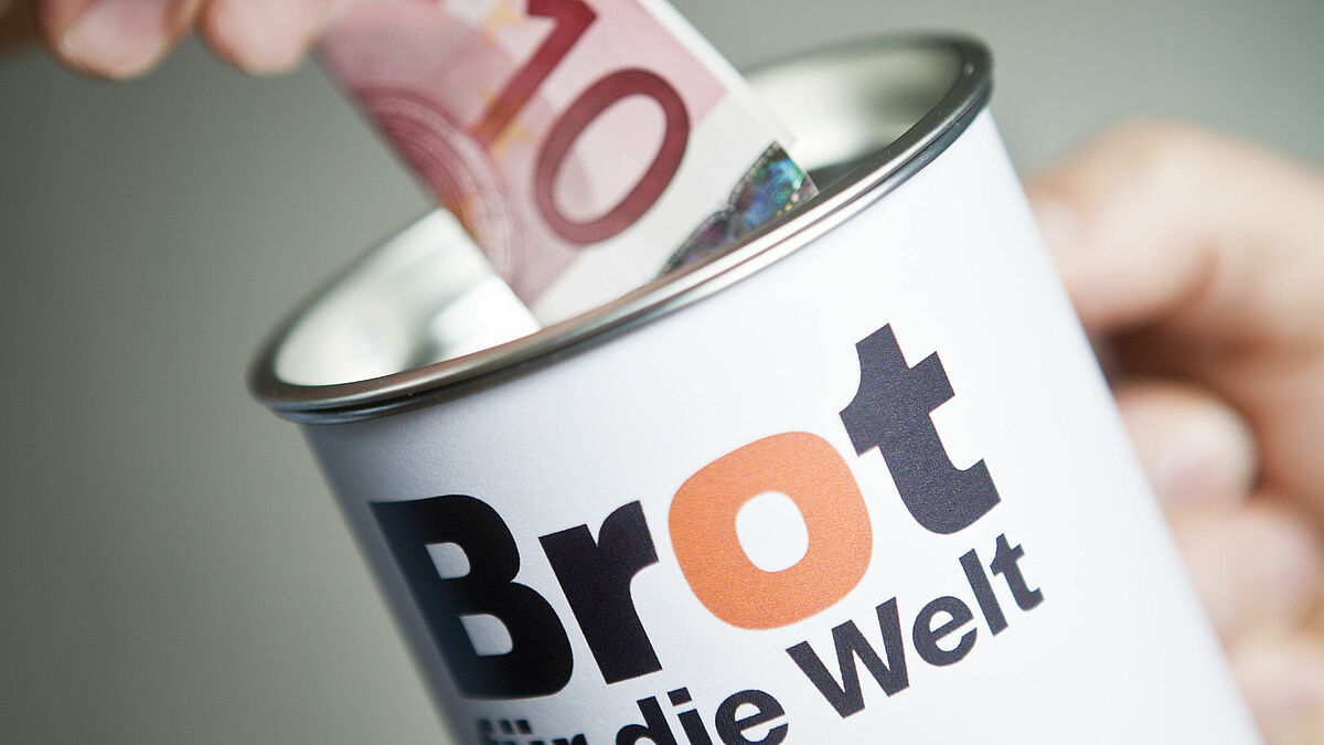 "Brot für die Welt" hilft Menschen in Not: Mit Lebensmitteln, frischem Trinkwasser und Hygiene-Kits. In diesem Jahr rechnet das Hilfswerk allerdings mit weniger Spenden, da viele Weihnachtsgottesdienste und damit auch die Kollekten entfallen. Jetzt ruft es dazu auf, einen Teil des Silvesterbudgets zu spenden. 