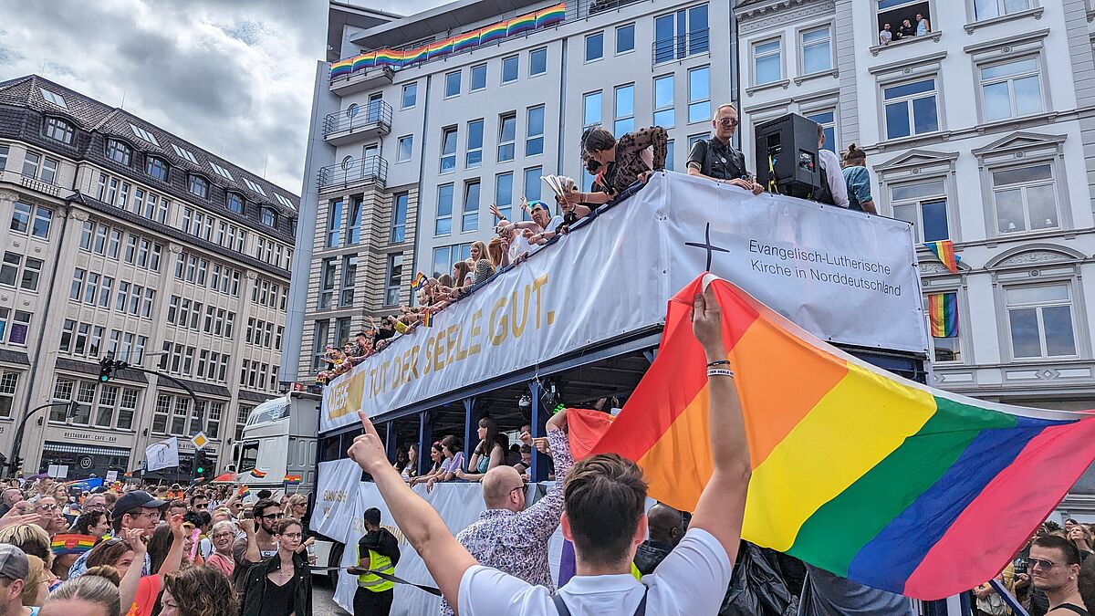 Beim CSD 2023 war die Nordkirche mit einem eigenen Truck dabei. Hier zieht er, begleitet von vielen Unterstützer:innen und Schaulustigen, durch die Hamburger Innenstadt. 