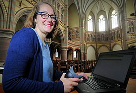 Schriftdolmetscherin Frederike Radler in der Kirche St. Johannis in Hamburg-Altona