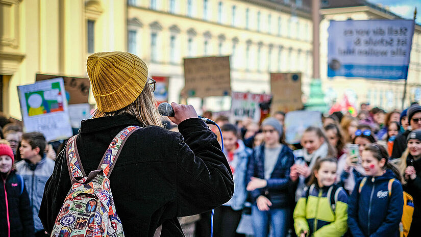 Schüler:innen demonstrieren für eine bessere Klimapolitik. Klimademo von Fridays for Future mit Schüler:innen