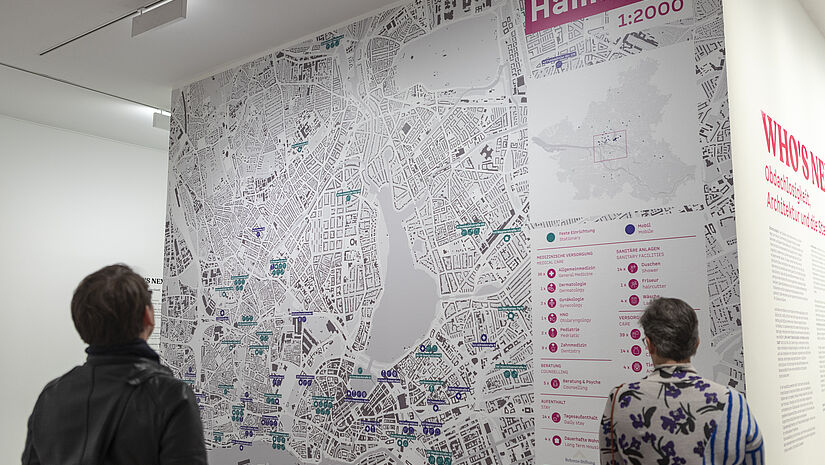 Eine Wand mit einer Hamburgkarte zum lokalen Thema Obdachlosigkeit in Hamburg.