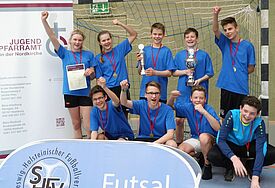 "KonfiCup"-Gewinner in der Nordkirche: die jugendlichen Kicker der Kirchengemeinde Hütten