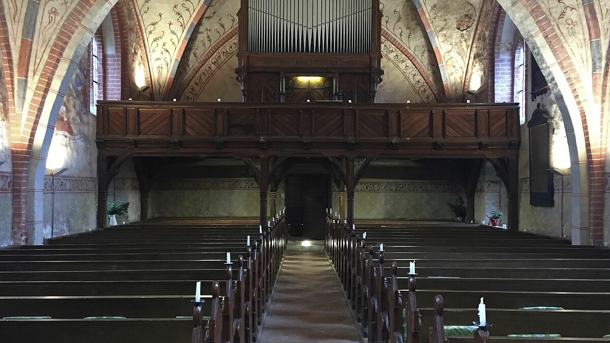 Beeindruckende Wand- und Gewölbemalereien im Inneren: die Dorflkirche in Lohmen.