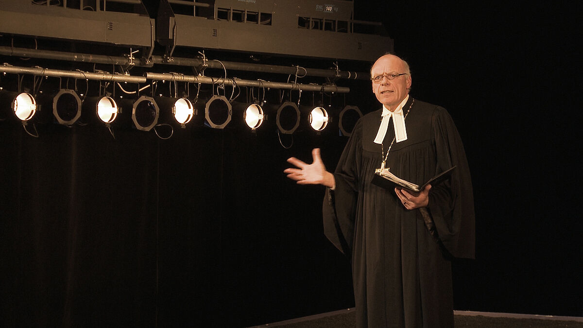 Bei der Theaterpredigt zu "Die Zehn Gebote" hatte Landesbischof Gerhard Ulrich bereits 2016 mit dem Schriftsteller Feridun Zaimoglu zusammengearbeitet (Archivfoto)