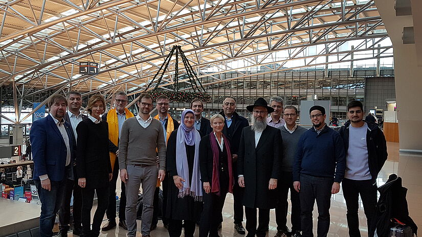 Teilnehmende der interreligiösen Israel-Reise vor ihrem Abflug am Hamburger Flughafen