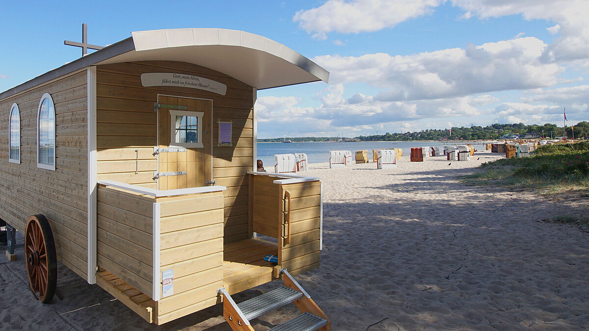Die Schäferwagenkirche öffnet ihre Tür für Andachten und Gespräche am Strand.