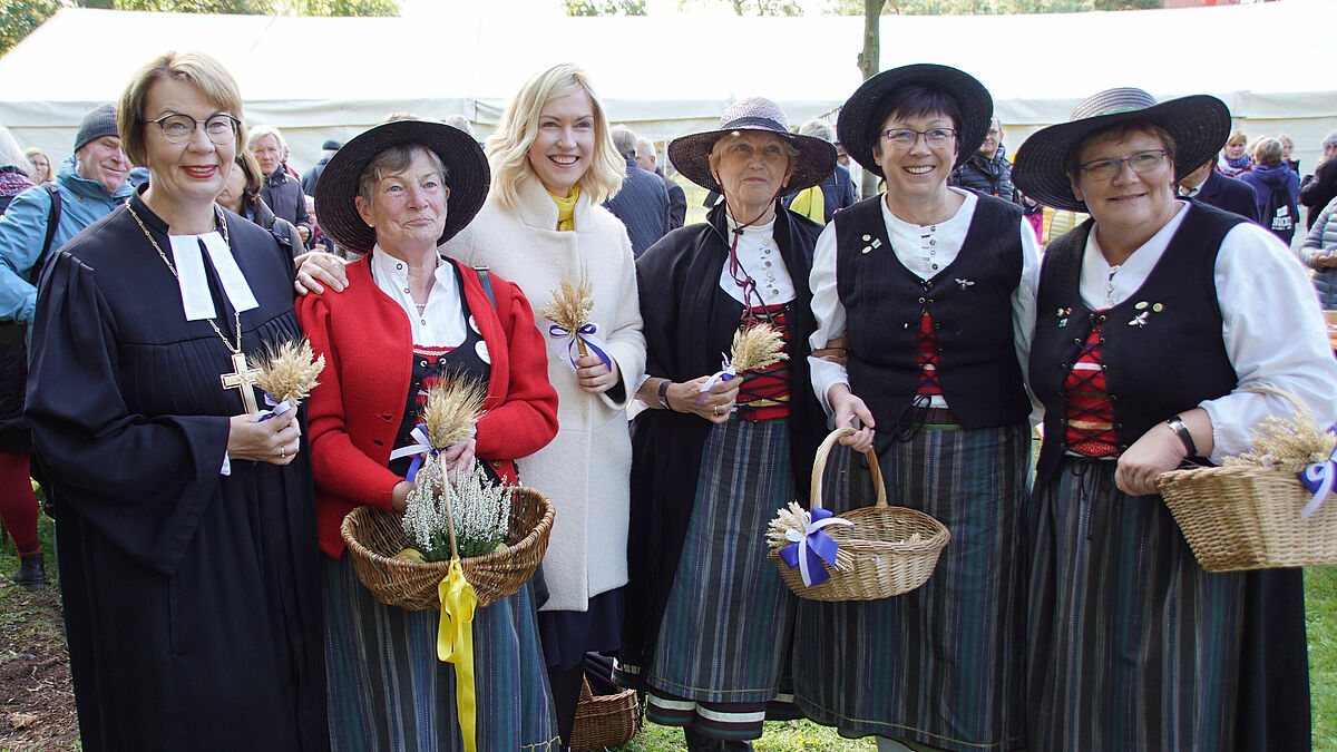Landesbischöfin Kristina Kühnbaum-Schmidt (l.) gemeinsam mit Ministerpräsidentin Manuela Schwesig (Mitte) und Landfrauen aus Grimmen