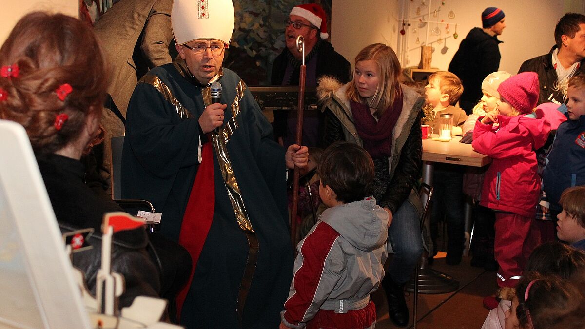 Bischof Nikolaus spricht mit den Kindern im Schifffahrtsmuseum Flensburg