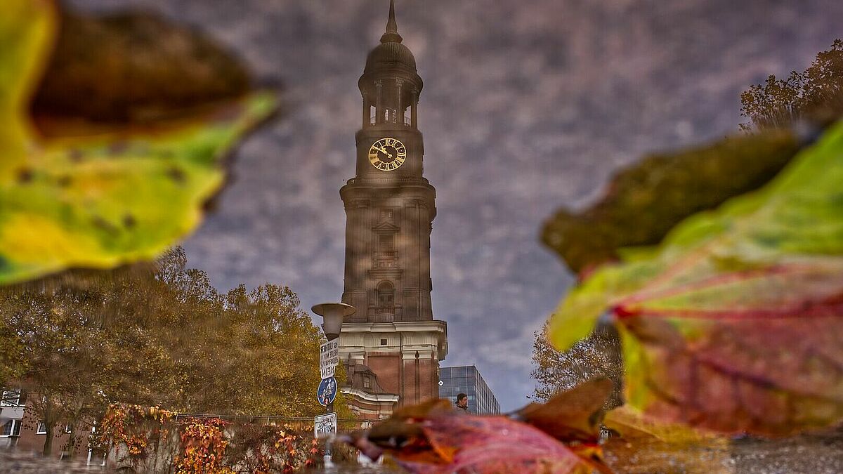 St. Michaelis als Reflektion in einer Pfütze