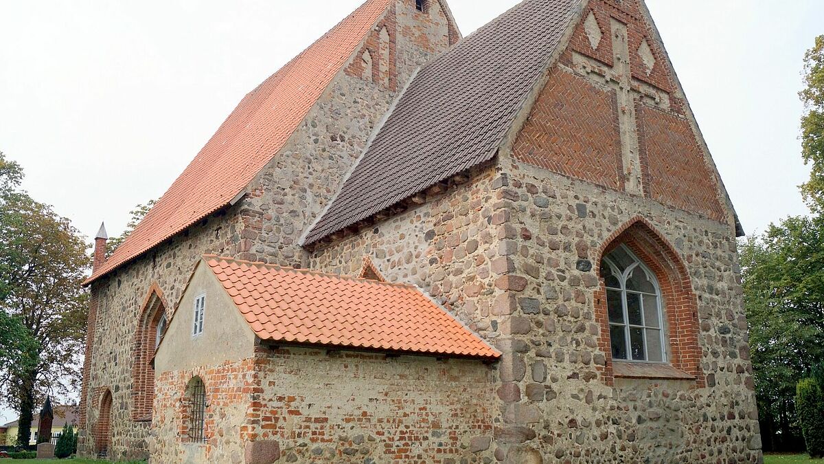 Die spätromanische Stoltenhagener Kirche stammt aus dem 13. Jahrhundert.