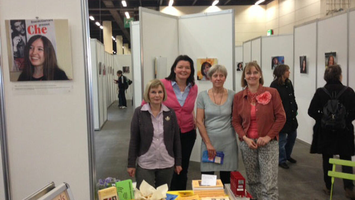V.l.n.r.: Anita Schlums (Gleichstellungs- und Genderstelle der Nordkirche), Stephanie Meins (Gleichstellungs- und Genderbeauftragte der Nordkirche), Karin Kluck (Ev. Frauenwerk Hamburg West/Südholstein) und Annette Schiffmann (Kuratorin der Ausstellung) 