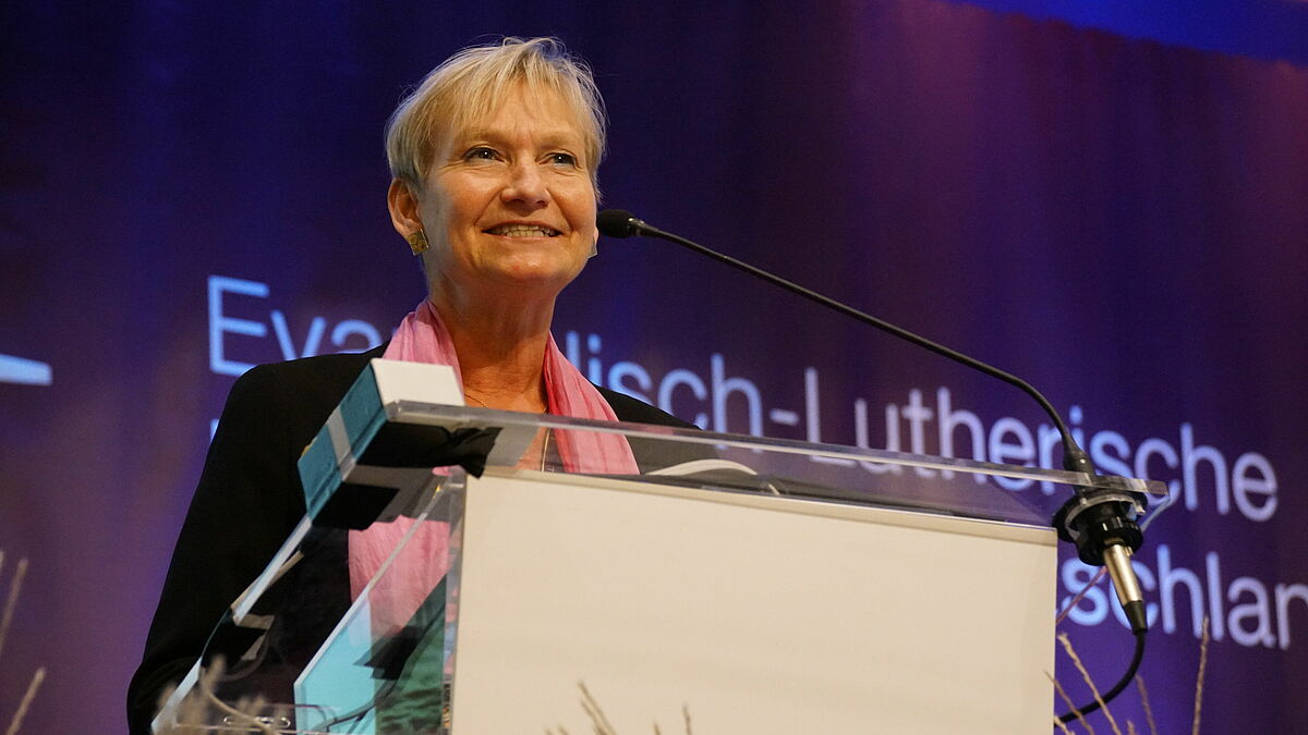 Bischöfin Kirsten Fehrs stellt auf der Landessynode in Travemünde den Sprengelbericht für Hamburg und Lübeck vor.