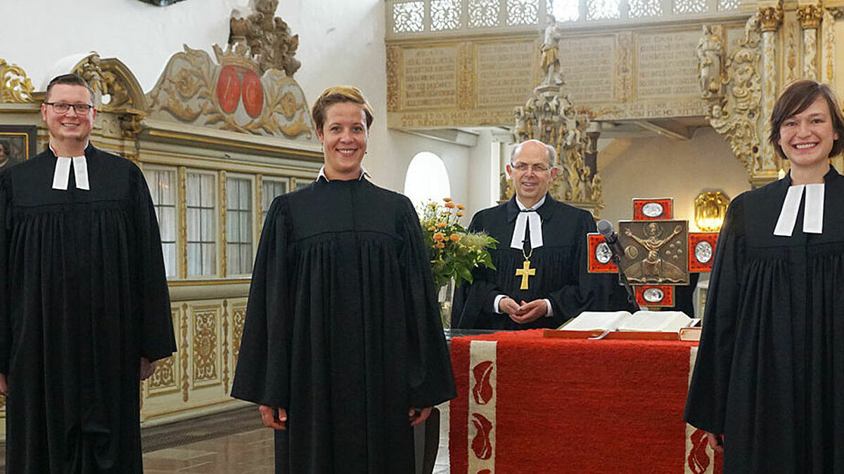 Sie gehören zu den acht Ordinierten an diesem Wochenende: Pastorin Jana Laubert-Peters (v.r.), Pastorin Brit Borghardt und Pastor Björn Severin empfingen den Segen von Bischof Gothart Magaard (im Hintergrund)