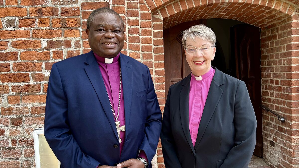 Am Rande der in Breklum tagenden Generalversammlung des Ökumenewerks der Nordkirche traf Landesbischöfin Kristina Kühnbaum-Schmidt den Leitenden Bischof der Evangelisch-Lutherischen Kirche in Tansania (ELCT) Dr. Alex Gehaz Malasusa.