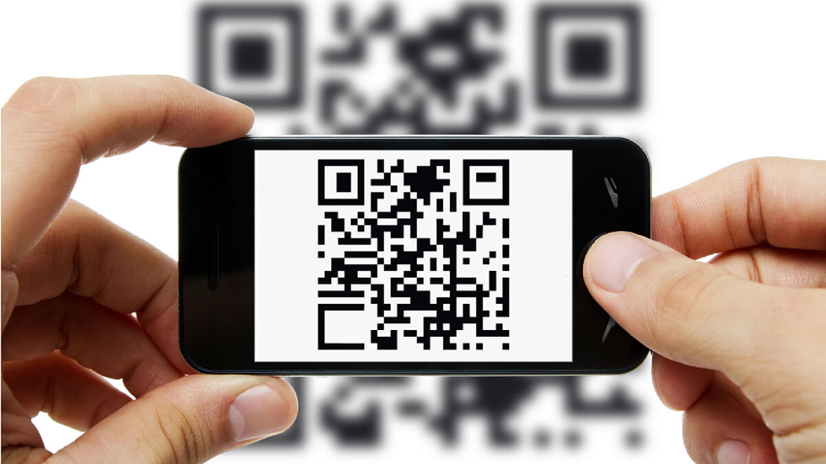 Mit Hilfe eines QR-Codes werden die Besucher in Kiel über den Friedhof geführt