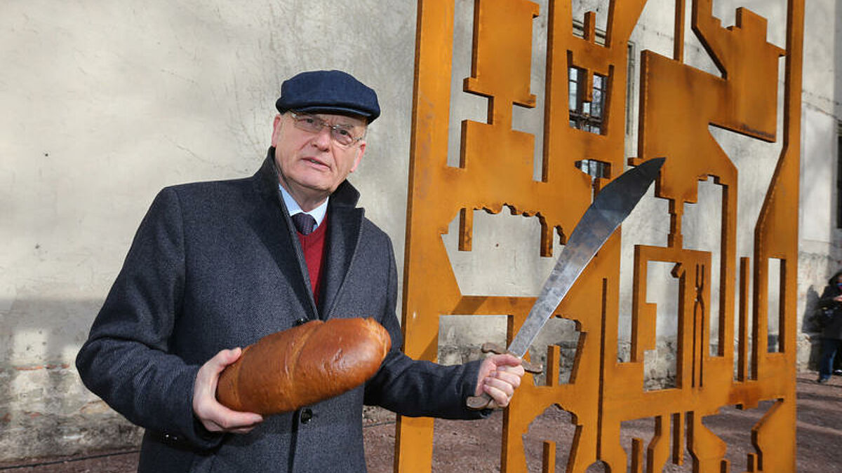 In Wittenberg ist am Sonntag (05.03.2017) das Denkmal "Schwerter zu Pflugscharen" eingeweiht worden. 
(Foto: der Theologe Friedrich Schorlemmer spricht ueber die Schmiedeaktion "Schwerter zu Pflugscharen" vom evangelischen Kirchentag 1983 in Wittenberg) Die mehr als drei Meter hohe Skulptur erinnert im Wittenberger Lutherhof kuenftig an die DDR-Friedensaktion "Schwerter zu Pflugscharen" vom evangelischen Kirchentag 1983. Dort hatte der Theologe Schorlemmer mit etwa 600 Menschen eine "Schmiedeliturgie" im Innenhof des Wittenberger Lutherhauses gefeiert. Als Ausdruck der Auflehnung dagegen wurde waehrend der Kirchentagsaktion ein Schwert erhitzt und umgeformt. Dieses Ereignis machte "Schwerter zu Pflugscharen" zum Motto der friedlichen Revolution in Ostdeutschland. Das Denkmal soll nach Angaben der Initiatoren ein Zeichen fuer Zivilcourage darstellen. Es zeigt das Emblem "Schwerter zu Pflugscharen" als scherenschnittartige Negativform. (Siehe epd-Bericht vom 05.03.2017)