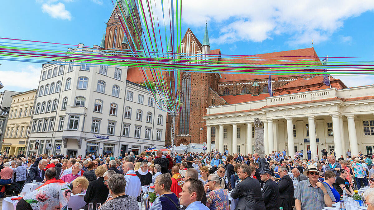 Am Pfingstmontag feierten etwa 1.200 Menschen auf dem Schweriner Marktplatz die Einführung der neuen Landesbischöfin Kristina Kühnbaum-Schmidt