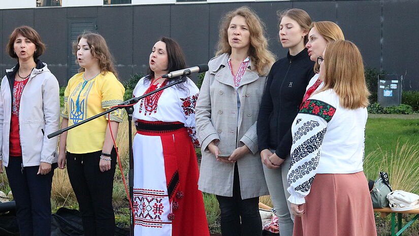 Das Ensemble Roksana singt für die Ukraine. 