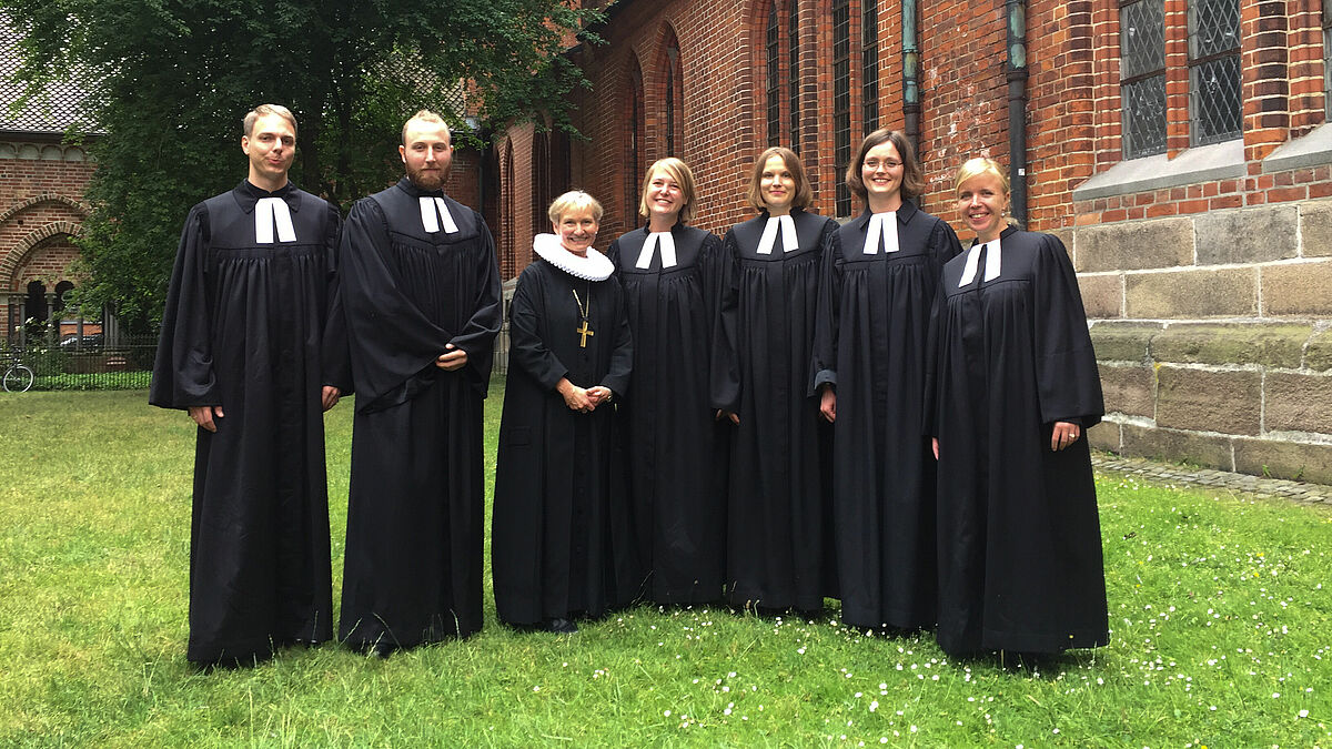 Die Bischöfin (2. v.l.) mit den neuen Pastorinnen und Pastoren: Oliver Erckens (v.l.), Ulf Werner, Bischöfin Kirsten Fehrs, Sarah Stützinger, Caroline Boysen, Kirsten Kunz und Franziska Seichter.