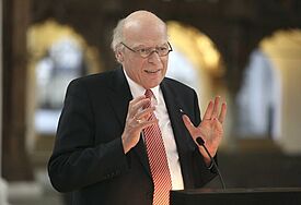 Gerhard Ulrich (Foto) ist erster Landesbischof der Nordkirche (Foto bei der Vorstellung vor der Synode im Lübecker Dom).
