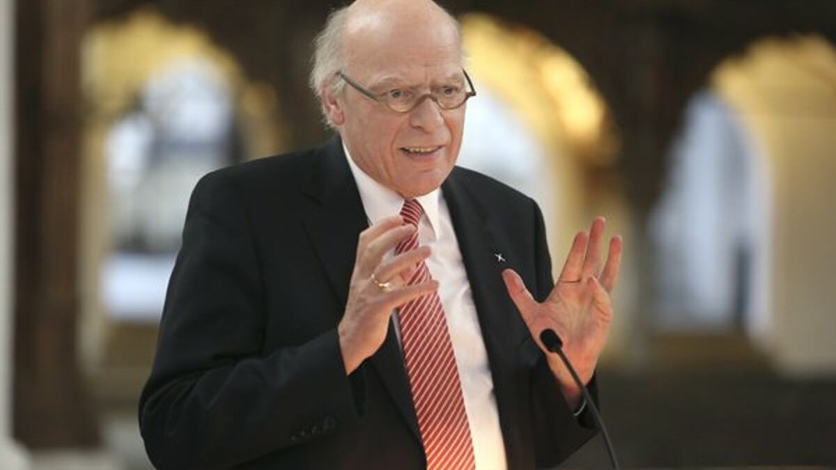 Gerhard Ulrich (Foto) ist erster Landesbischof der Nordkirche (Foto bei der Vorstellung vor der Synode im Lübecker Dom). 
