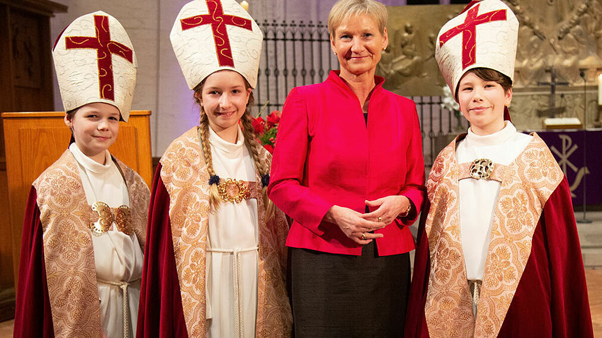 Bischöfin Kirsten Fehrs mit den drei Hamburger Kinderbischöfen beim Adventsempfang der Nordkirche