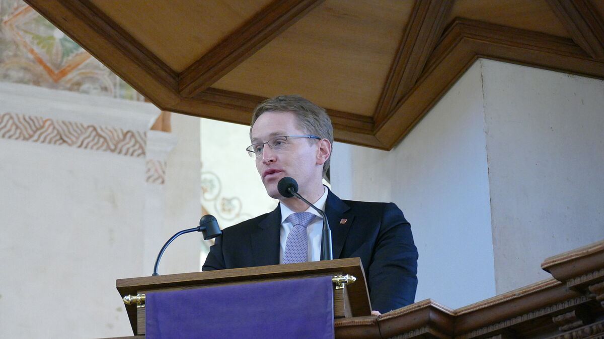Ministerpräsident Daniel Günther spricht von der Kanzel im Schleswiger Dom