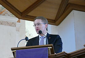 Ministerpräsident Daniel Günther spricht von der Kanzel im Schleswiger Dom