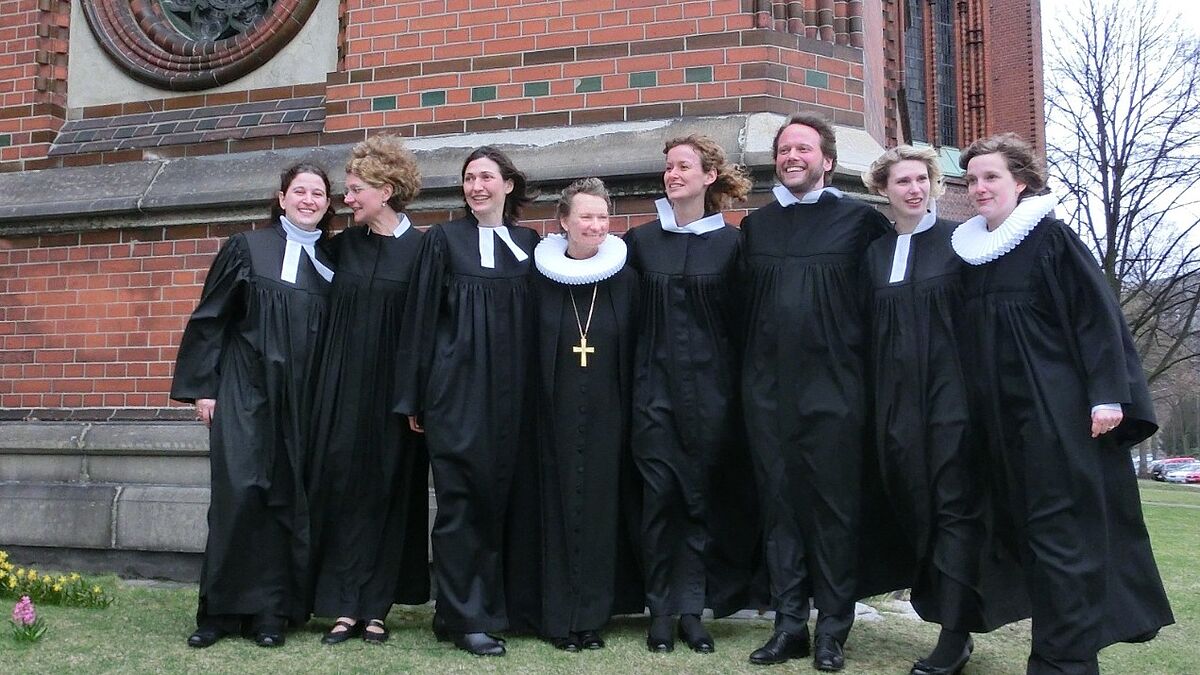 V.l.n.r. Mareile Rösner, Nina Schumann, Reingard Wollmann-Braun, Bischöfin Kirsten Fehrs, Eva-Maria Peper, Ralf Meyer-Hansen, Jil Becker, Anne Wehrmann-Kutsche