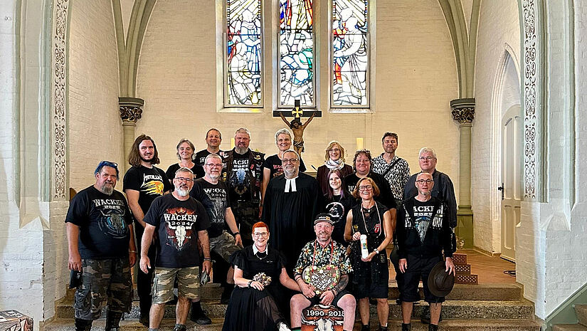 Rund 20 Gäste einer Hochzeitsgesellschaft in Wacken 2025: Das Paar hat in der Metal Church geheiratet.