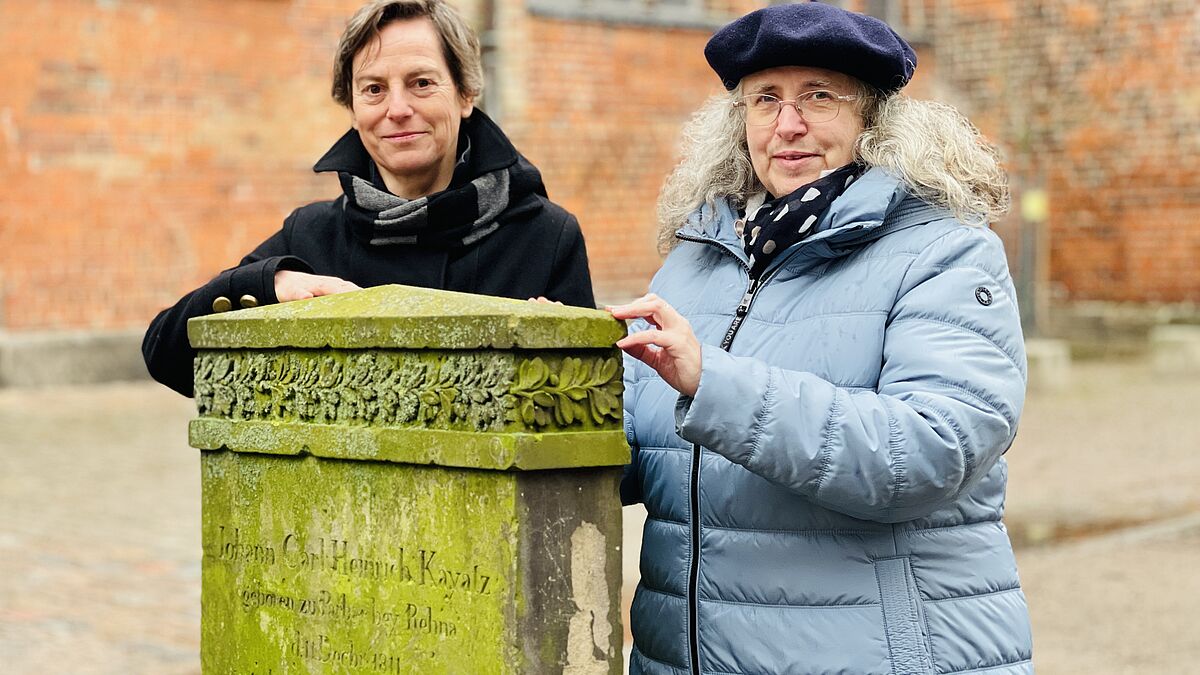 Pastorin Bärbel Reichelt (li.) ist fasziniert von der Geschichte, die Dr. Claudia Tanck
über den Schüler Carl Johann Heinrich Kayatz herausgefunden hat.