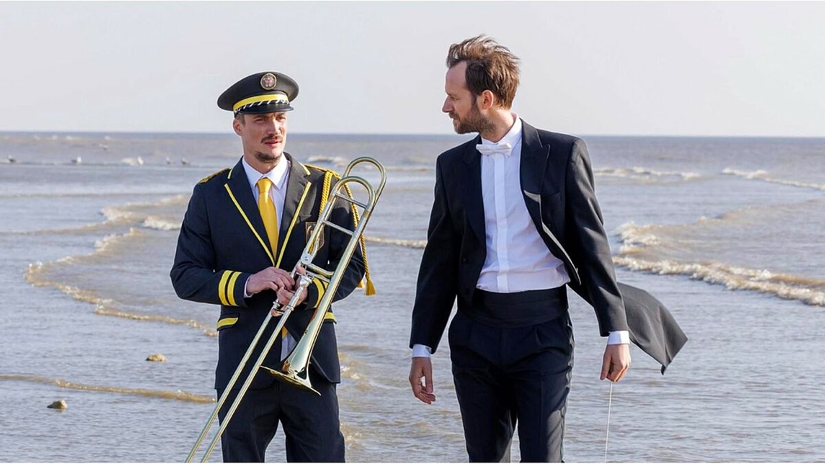 Szenenfoto aus „Die leisen und die großen Töne“. Der Film erzählt die Geschichte zweier Brüder: Der eine dirigiert Symphonien, der andere spielt in der Dorfkapelle. Begabt sind die Brüder beide, der Zufall hat sie in zwei Gesellschaftsschichten verschlagen. 