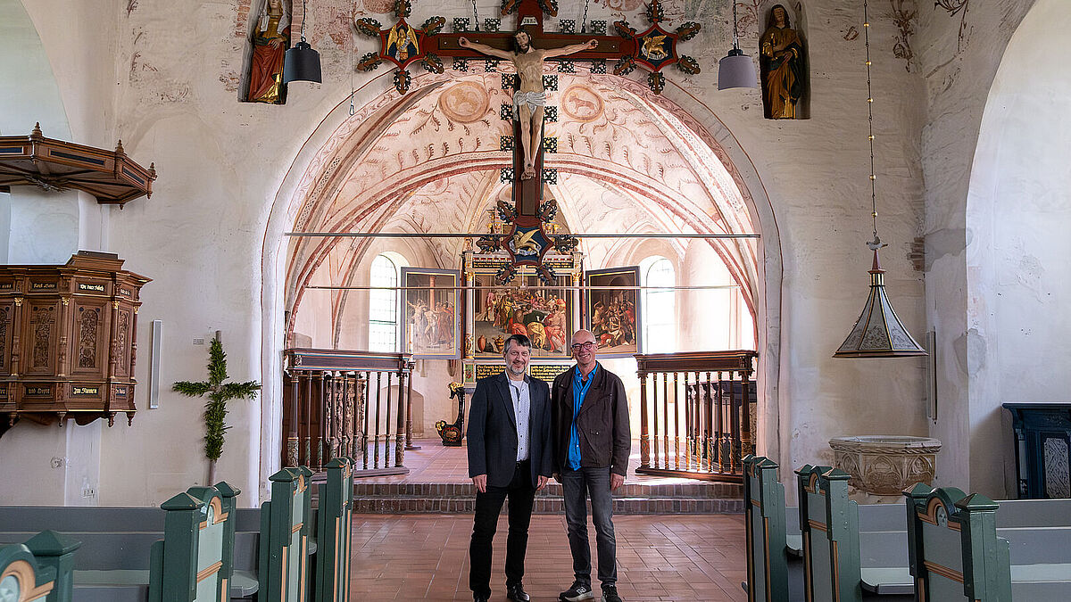 Pastor Michael Goltz und Propst Mathias Lenz in der sanierten Kirche in Oldenswort.
