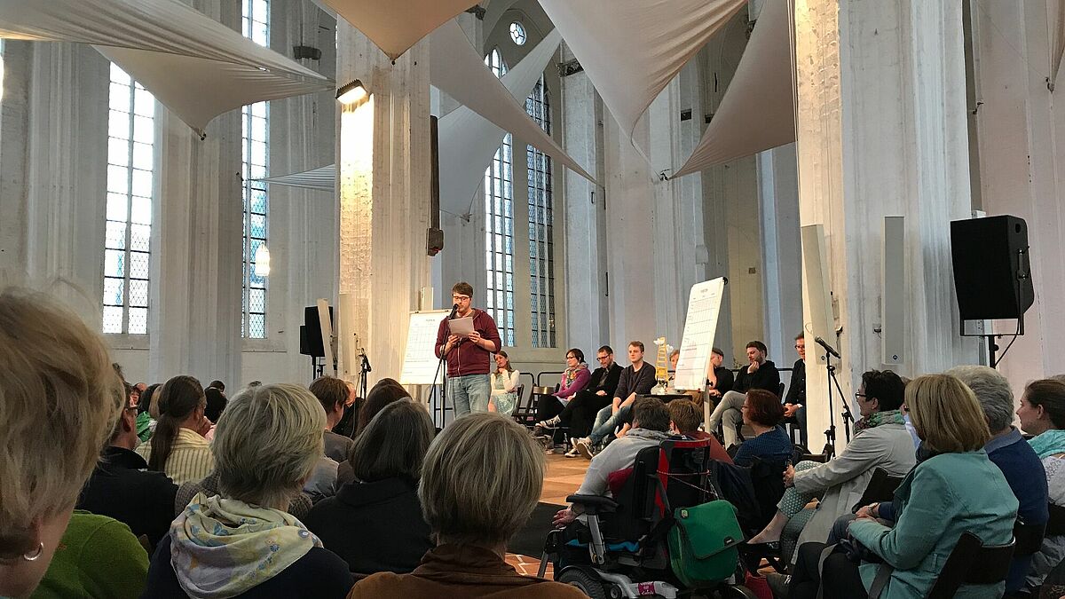 Im Wettstreit um den besten Text: Preacher Slam in St. Petri zu Lübeck.