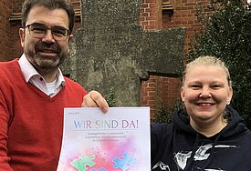 Pastorin Anne Mareike Müller und Jan Schuback zeigen das Titelblatt des neuen Laurentius-Gemeindemagazins. 