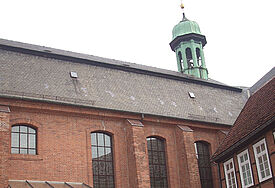 Die Kirche St. Anna aus der Hofansicht.