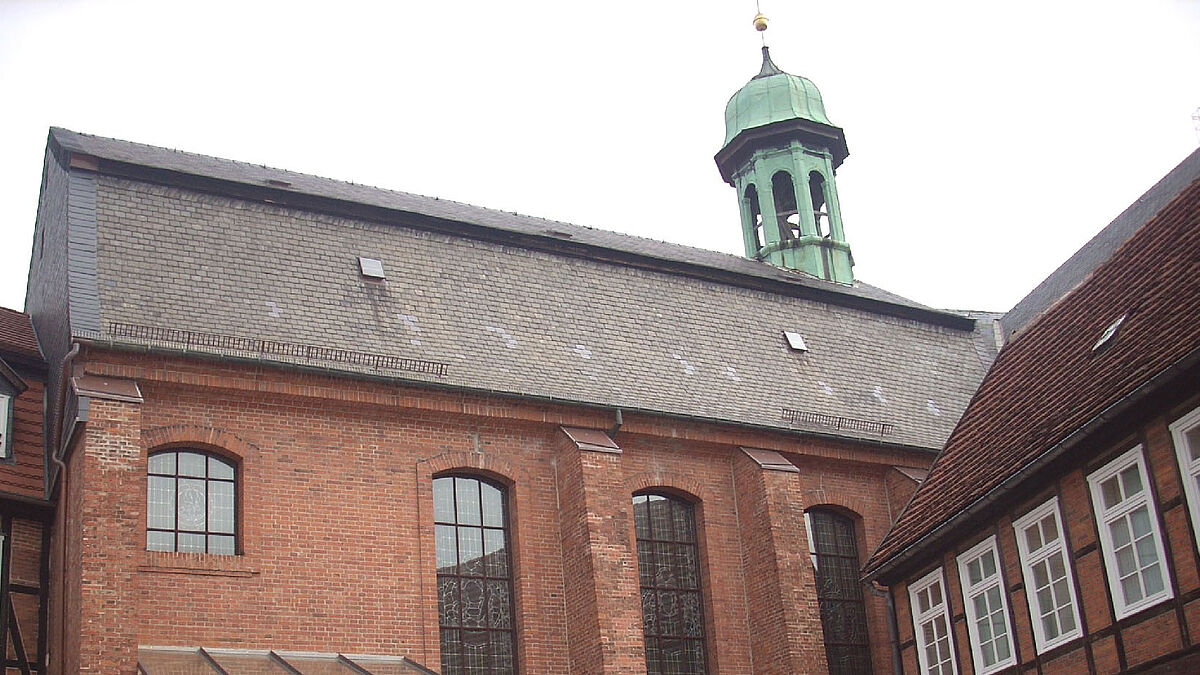 Die Kirche St. Anna aus der Hofansicht.