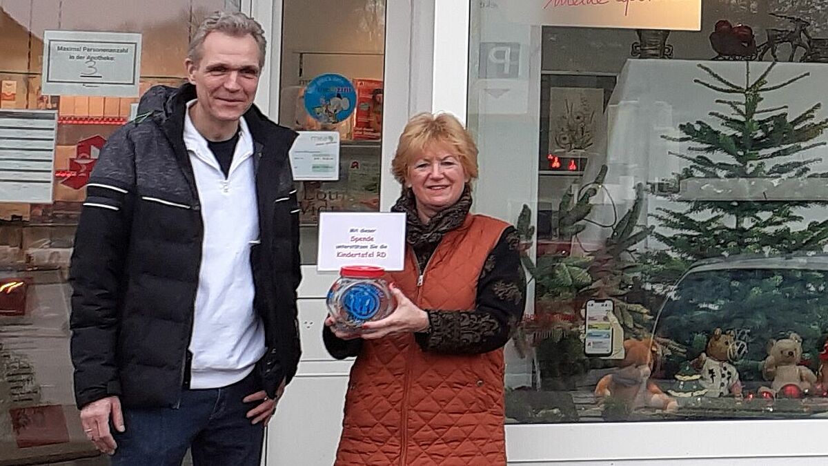 Tafel-Koordinatorin Gitta Heinze freut sich über die großzügige Spende von Jörg Hagemann und den Kundinnen und Kunden der Kronwerk-Apotheke.