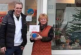 Tafel-Koordinatorin Gitta Heinze und Jörg Hagemann vor der Kronwerk-Apotheke